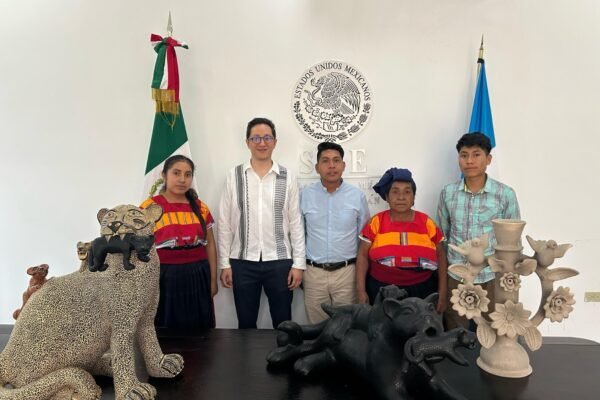 Exposición “Tradiciones Vivas” celebra la herencia alfarera tseltal y reúne a mujeres en taller con maestro artesano