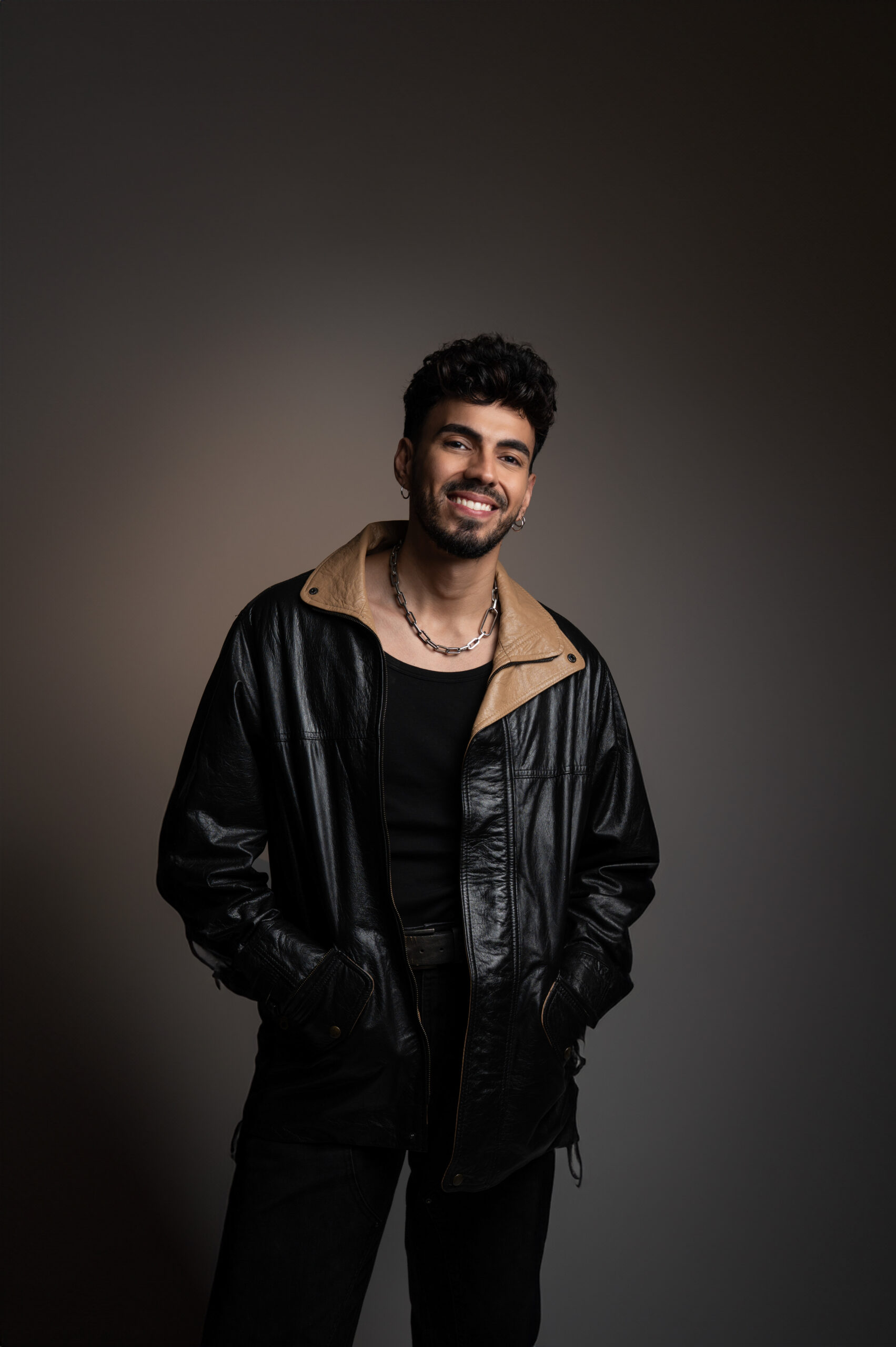 Cantautor franco-guatemalteco, hace historia en Colombia