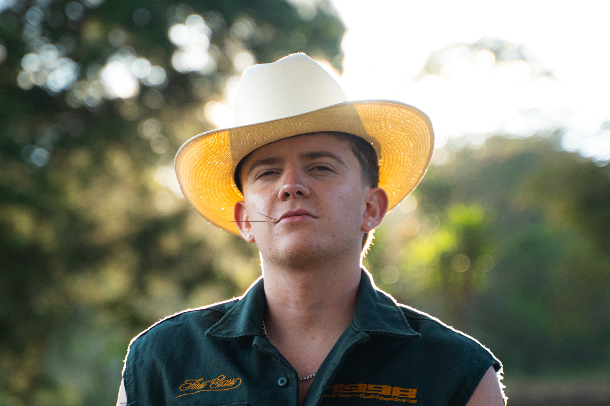 El artista guatemalteco presenta una producción de cuatro temas donde explora nuevos matices sonoros, desde el sierrieño hasta el sertanejo, consolidando su identidad en la escena internacional.