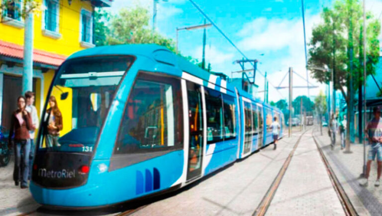 ¡Inicia la cooperación! Gobierno firma memorando con Reino Unido para el Metro Riel